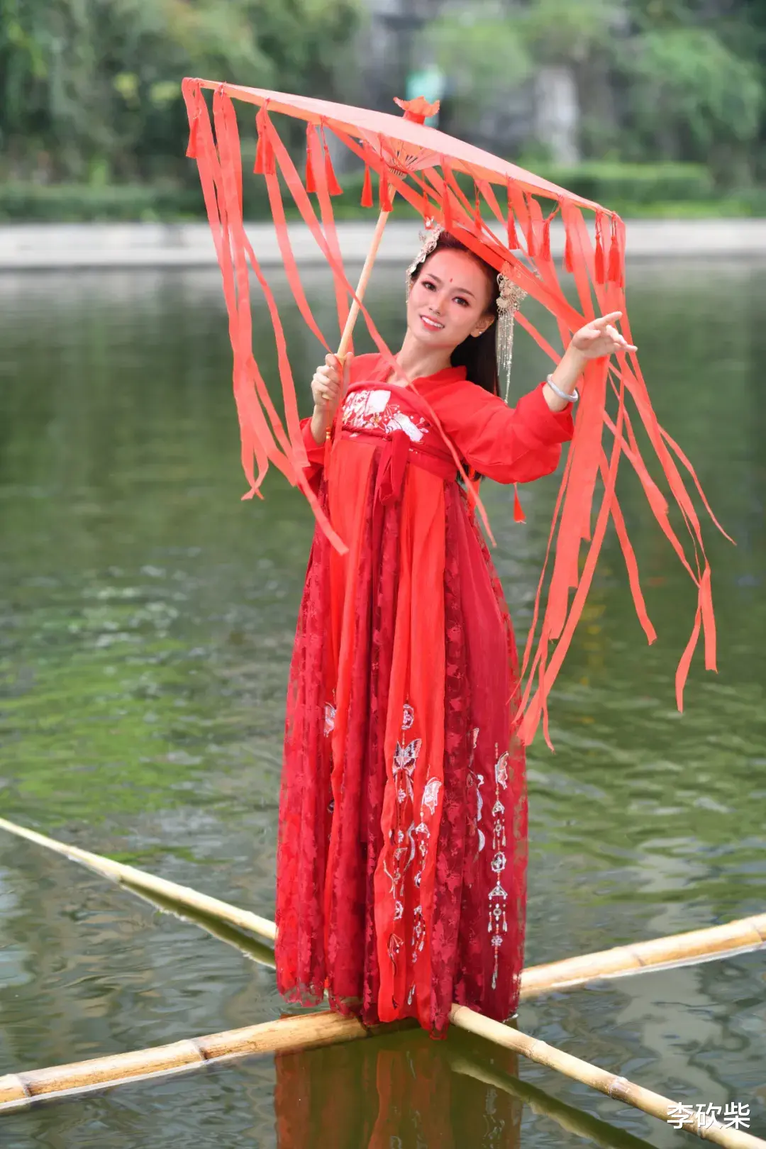 杨柳|踏一根竹子便可在水中跳舞的绝技，这25岁贵州女孩，惊艳了世界