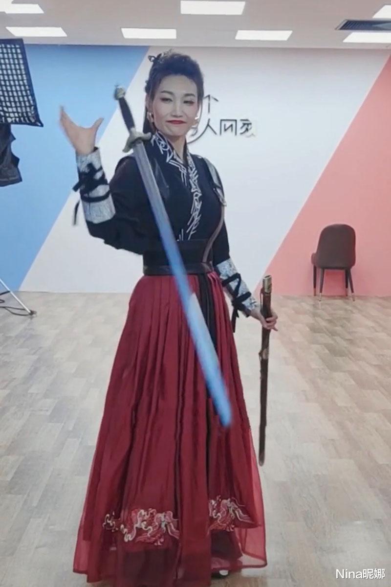 戴安娜王妃|44岁李梓萌真是宝藏女孩！留长发穿古装宛如侠女，手挥长剑耍帅太可爱