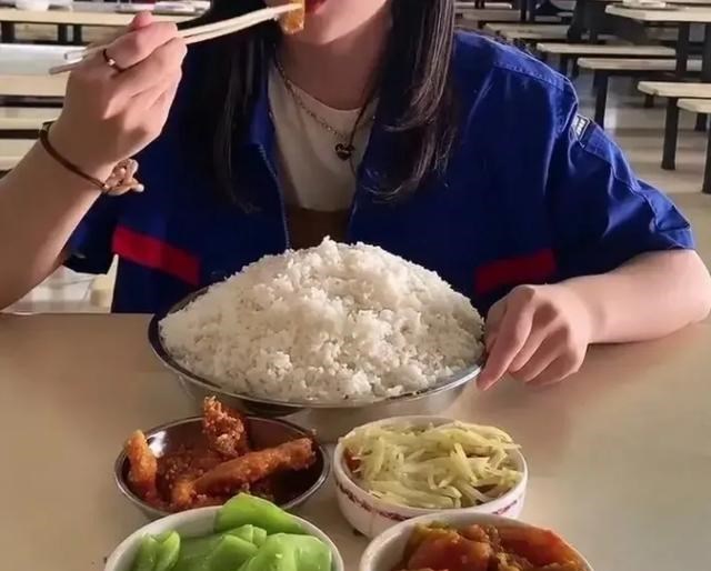 南昌,电子厂00后女子用不锈钢盆吃饭走红,饭量太大,男同事不敢追求