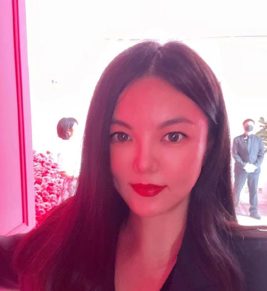 李湘|李湘大方约会，跟年轻男生一起住酒店，男生主动拎东西太懂事