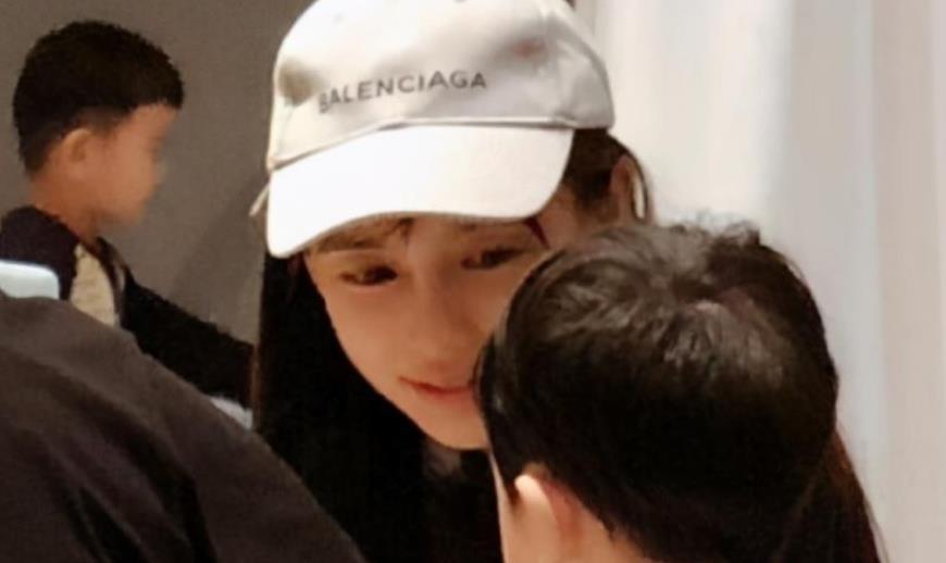 花匠小美 杨颖带儿子游迪士尼，私下合影曝光，4岁小海绵正面照被群众围观