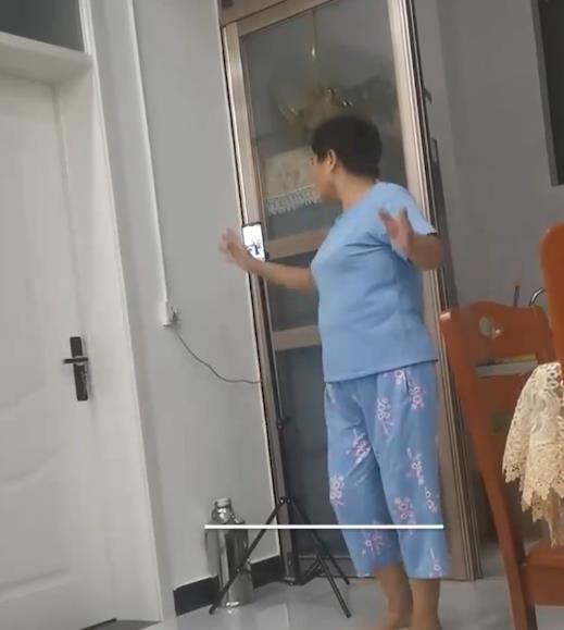 生无可恋！河南一妻子在客厅放视频学跳舞，丈夫对空背景墙发呆