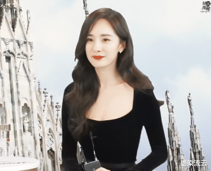 杨幂|女明星太会摆拍了，杨幂仅凭一个简易沙发和电视柜，就摆出九种姿势