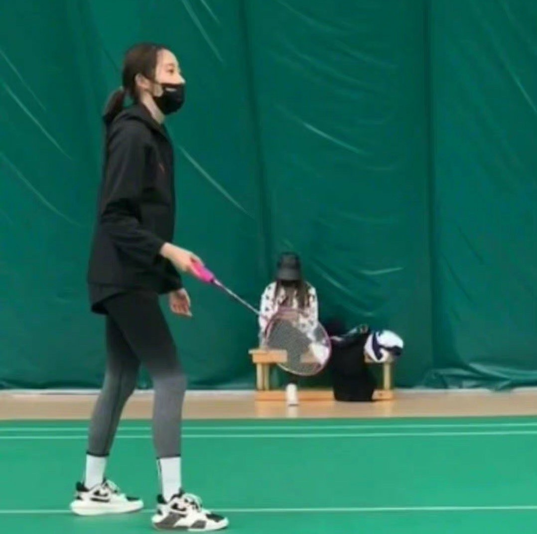 关晓彤|原来关晓彤那天的球是和鹿晗打的，二人架势超专业，最后关晓彤打得大汗淋漓