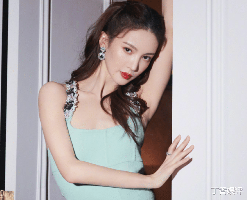 金晨|金晨再被曝恋情消息，与男子深夜喝酒拥吻，晨姐回应还是这么刚！