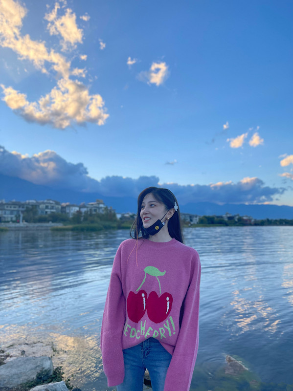 时尚潮流生活 陈小纭也太美了，粉色针织衫搭蓝色牛仔裤，秋季出游穿搭范本！