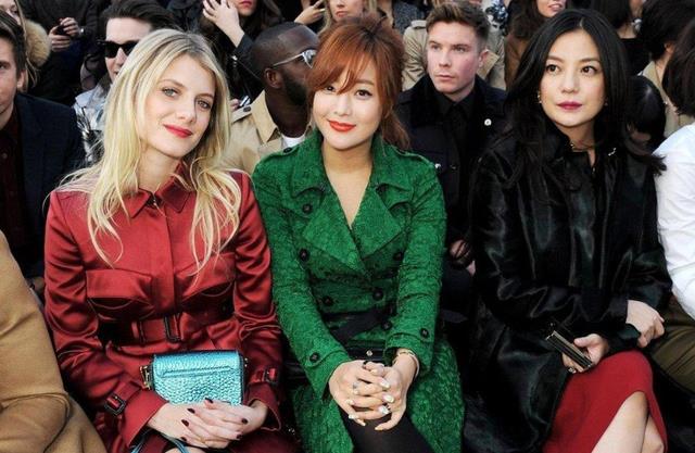 赵薇|43岁金喜善遇上44岁赵薇,网友:玻尿酸脸和天然脸的差距