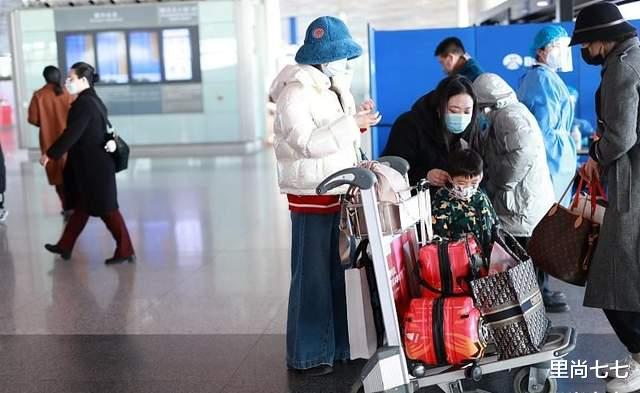 黄圣依|黄圣依罕带俩儿子走机场，拎10万包带仨助理，9岁长子爆肥大变样