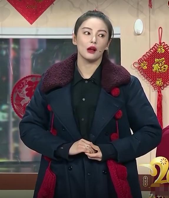 周冬雨|关晓彤手链16万，周冬雨耳环15万，都比不过佟丽娅的小巧配饰