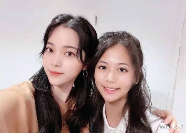 翁虹|翁虹晒大合照，13岁女儿发育成熟最抢眼，欧阳娜娜母女被碾压