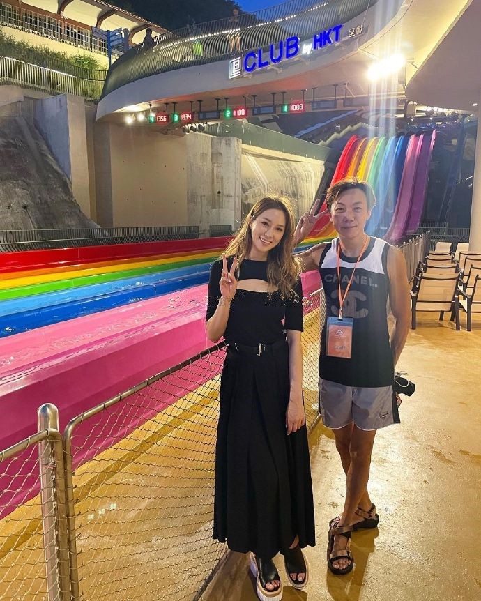 美人哒 徐子淇的品味真别致!穿镂空上衣配双露趾松糕鞋,全靠阔太气质撑