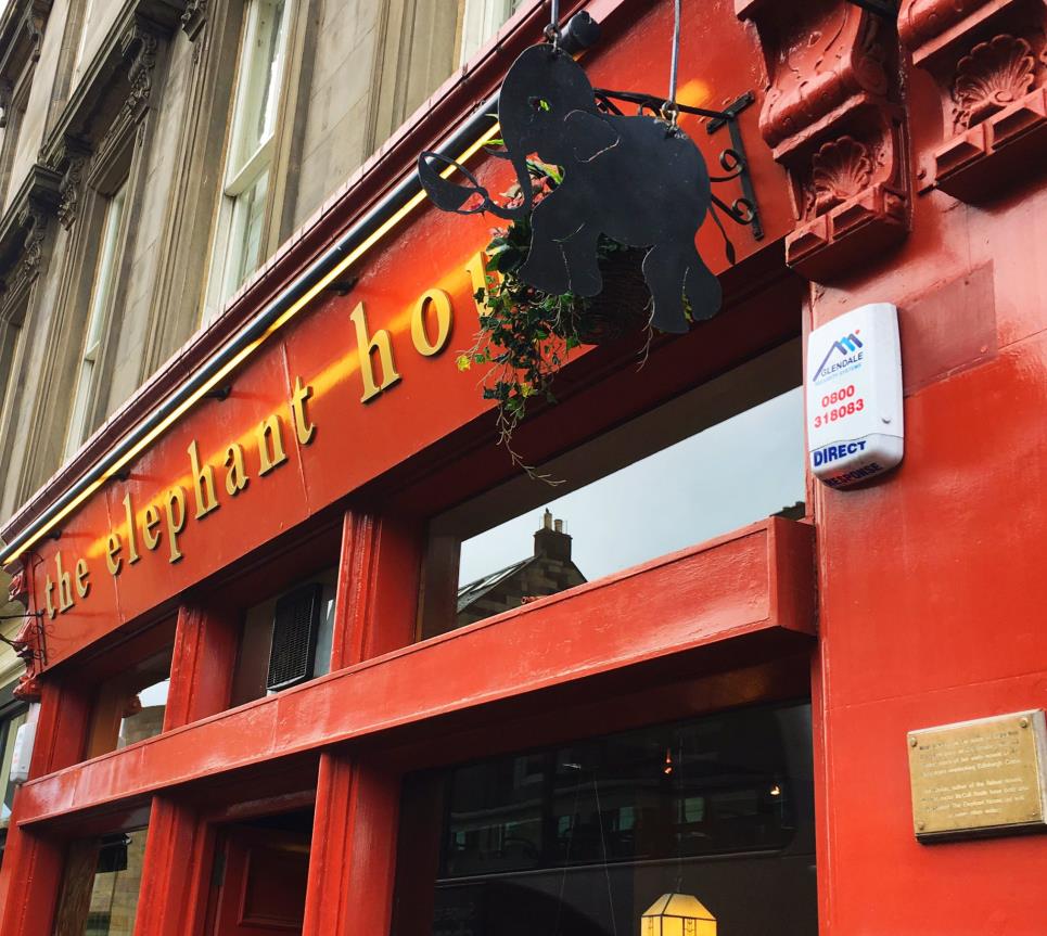 |陪伴我们的哈利波特，又火上了热搜！网友：你相信魔法，它就存在