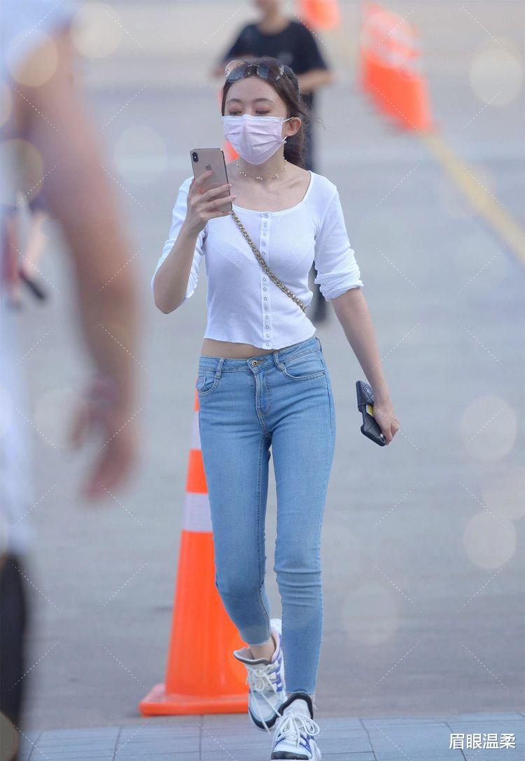 眉眼温柔 白色长袖简单清新，和牛仔裤一起舒爽宜人，让人看了就十分温柔