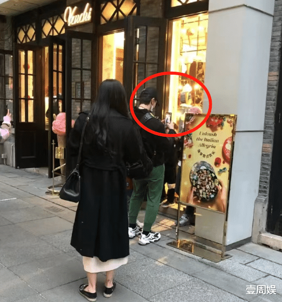 梁安琪|偶遇吴尊一家出门逛街，女儿长高了不少，媳妇身材太亮眼了！