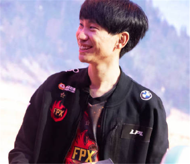 金泰相|小天送礼物左手“回敬”皇子教学，还学doinb记时间，想去FPX？