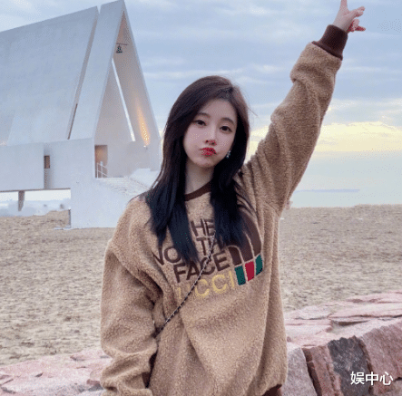 冯提莫|冯提莫分享海边旅游照,长发披肩五官精致,穿着休闲不失甜美