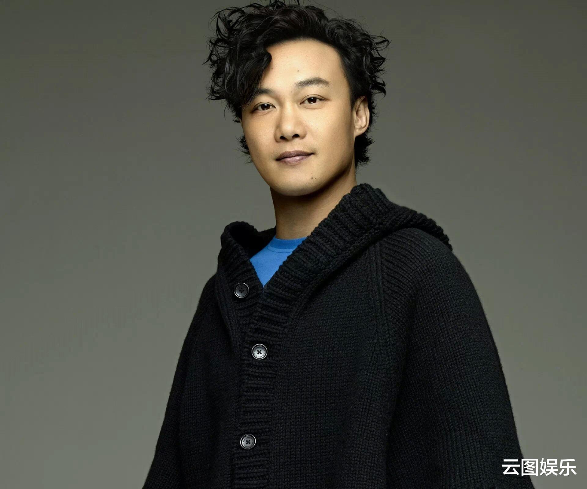 突围|陈奕迅17岁女儿近照,穿万元长靴秀修长美腿,身材高挑堪比模特