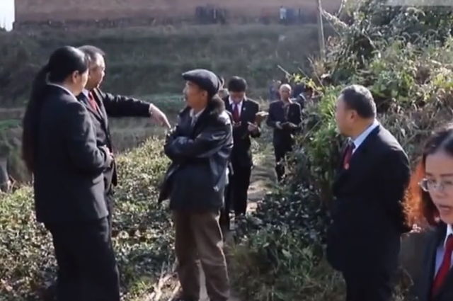 鱼塘被村霸霸占,村民和干部实在是拿他没办法,法院出击强势执行
