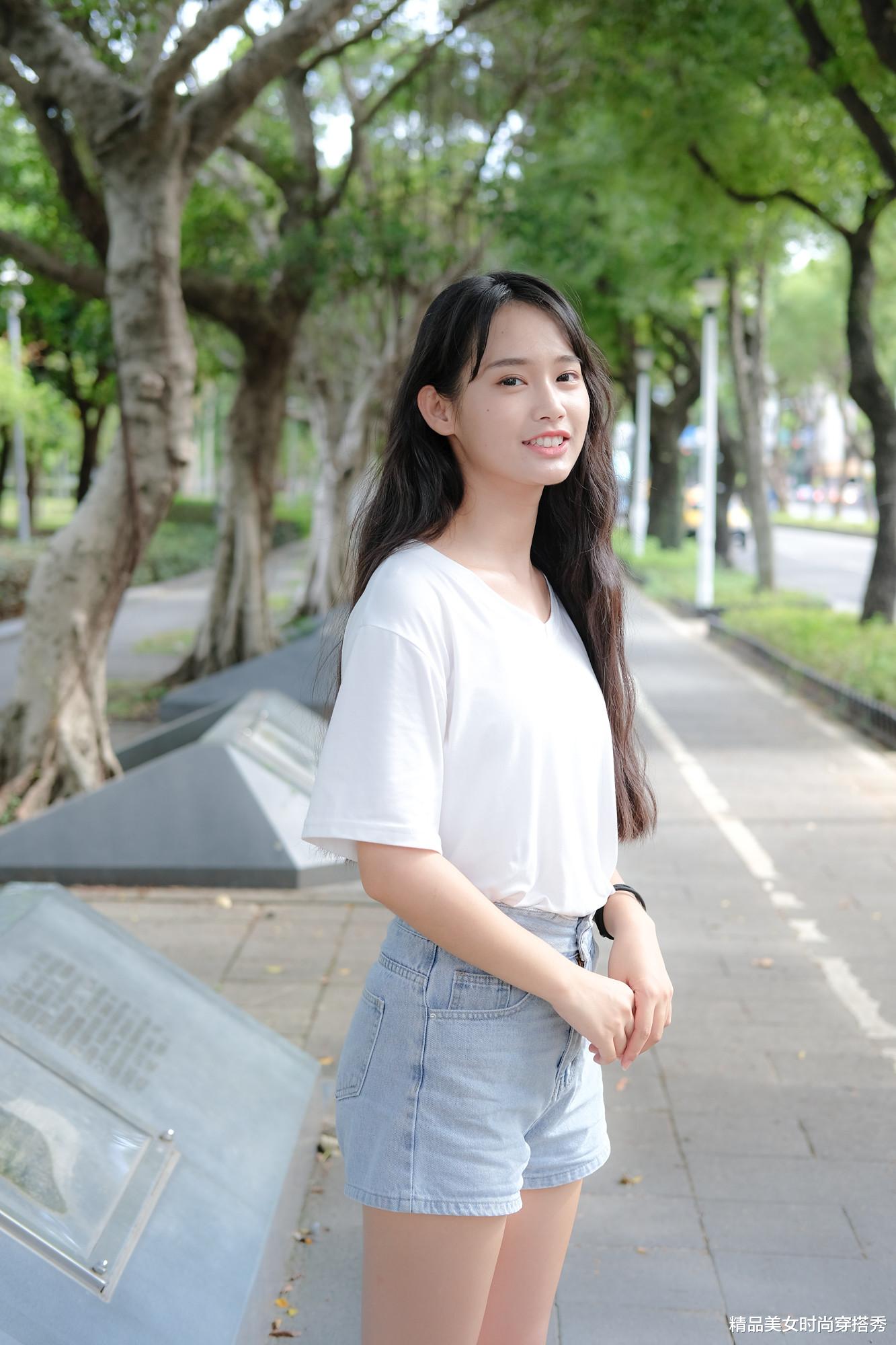 精品美女时尚穿搭秀|白色T恤搭配牛仔裤十分的青春有活力，配上一双小白鞋，舒适随意