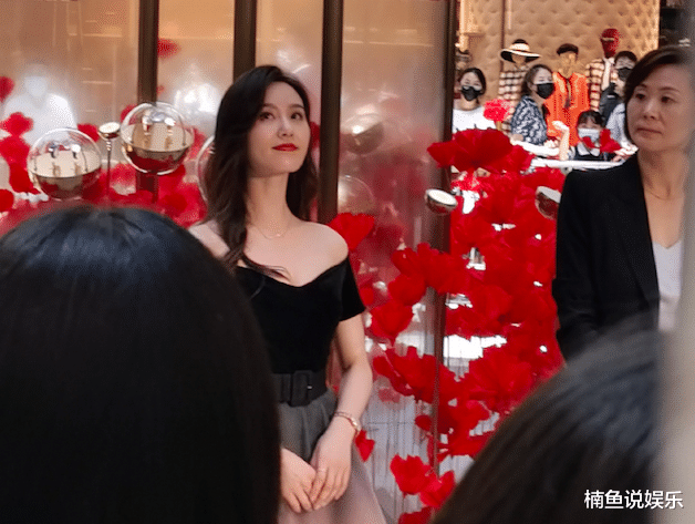 刘诗诗|路人镜头下的刘诗诗有多美？身穿纱裙大秀香肩，气质优雅好惊艳