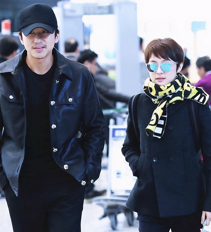 潮流前沿 孙俪夫妇打扮太接地气,穿一身黑走机场,看似低调朴素却很时尚