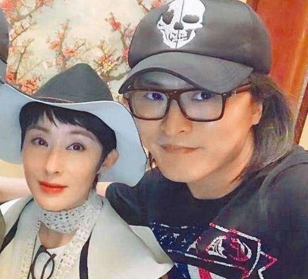 张敏|张敏与男友罕见逛街?穿情侣装现身商场,大方与粉丝打招呼