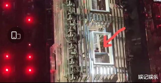 张杰|谢娜陪张杰就医画面曝光，娜姐挎着蓝色布包，目光都在老公身上