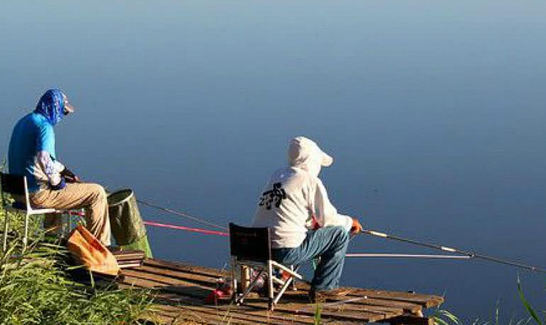 饵料|早春钓鱼，钓鱼人不透露的技巧，隐藏鱼获翻倍的绝招——盛世三渔