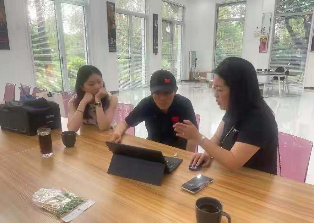 加菲猫说时尚|张艺谋小32岁娇妻罕晒全家福！女儿颜值拖后腿，俩儿子更似大明星