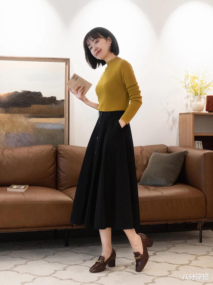 八分穿搭 想要穿出女人味？试试“毛衣+半身裙”吧，比你想象中更时尚温柔