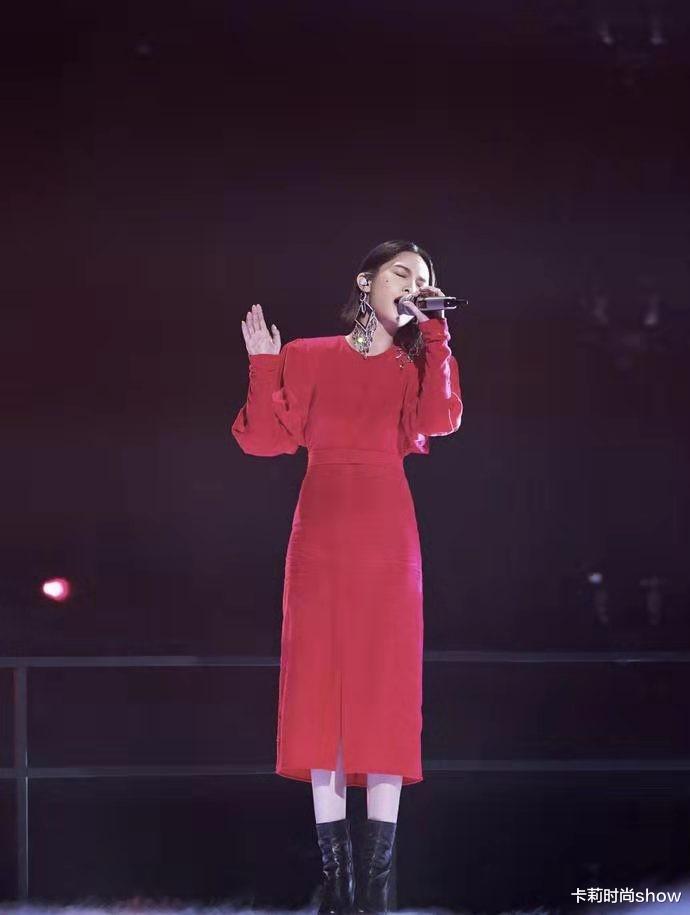 卡莉时尚show|杨丞琳一点不见老，穿浅绿吊带裙甜美十足，完全看不出已经37岁