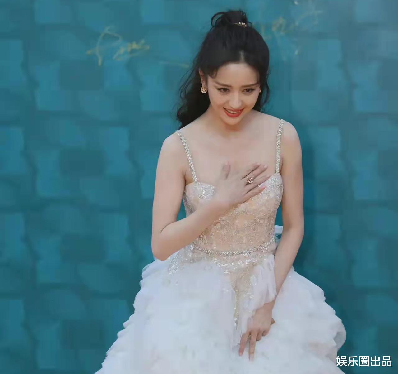 佟丽娅|佟丽娅穿低领装走红毯，被指“敢穿不敢秀”，手捂领口成槽点