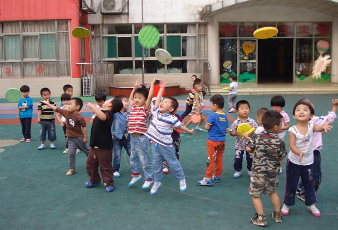 哑铃妈妈|宝妈发现自家娃的外套穿在了别家娃身上，生气地质问，老师红了脸