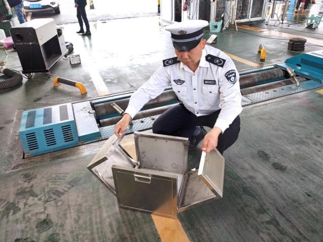 半島新聞客戶(hù)端 環(huán)保執(zhí)法人員變身“發(fā)明家”，給機(jī)動(dòng)車(chē)精準(zhǔn)環(huán)檢上“安全閥”