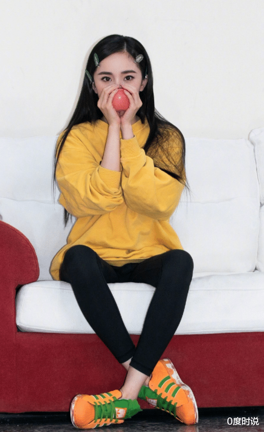 杨幂|杨幂又对黑透丝下手了，薄到只有一层阴影，不料贼显腿长