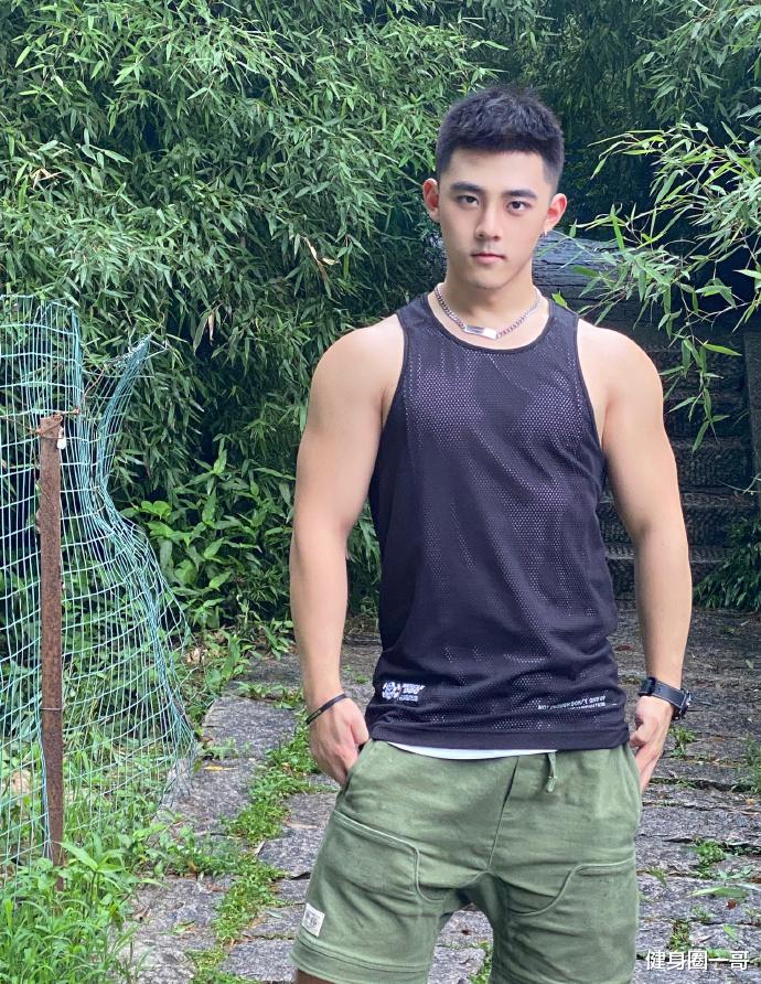 健身圈一哥 反差萌肌肉大男孩,一张正太漫画脸,却有这么壮硕的好身材!