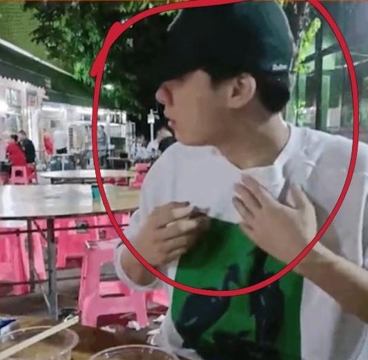 李易峰|李易峰直播吃“路边摊”！衣服却意外穿反，自己发现后满脸尴尬