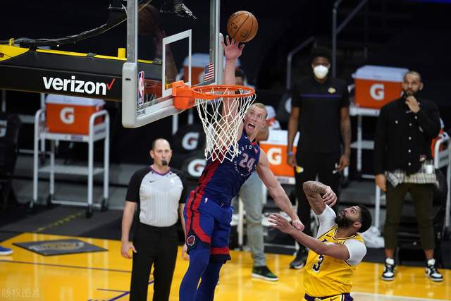 湖人隊|雙加時險勝活塞，裁判三次偏哨坑慘湖人，詹姆斯罕見暴怒開啟全力模式