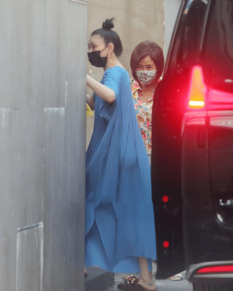美搭刊报|大S闹离婚后首露面，丸子头小蓝裙甜美似少女，网友：瘦了真好看