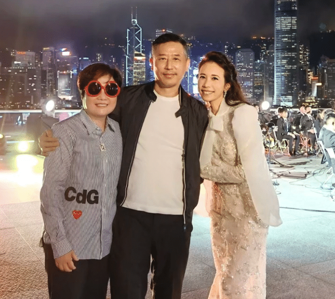 易烊千玺|张国荣65岁冥寿，经纪人现身打点一片花海，梁朝伟唐鹤德二度发文怀念