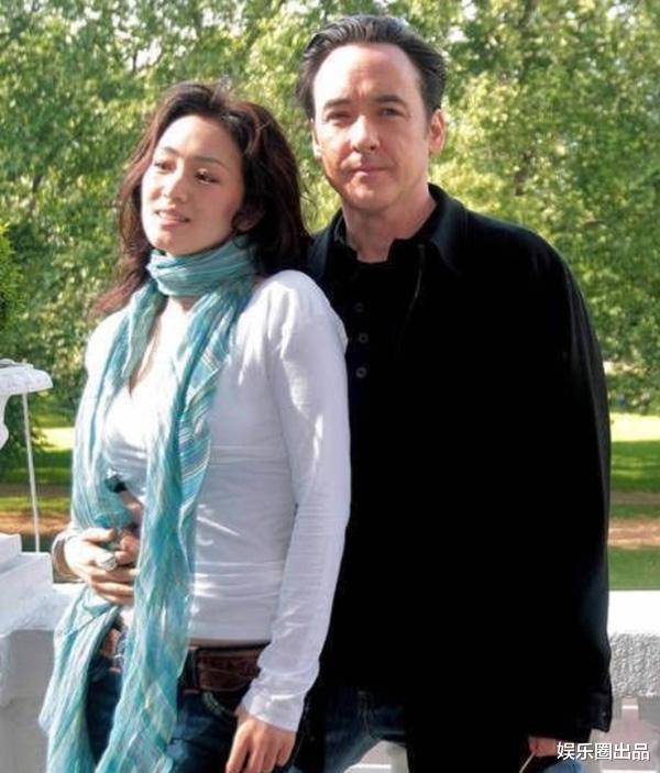 巩俐|巩俐和外籍男星合影，拍照动作引起热议，优雅形象备受质疑