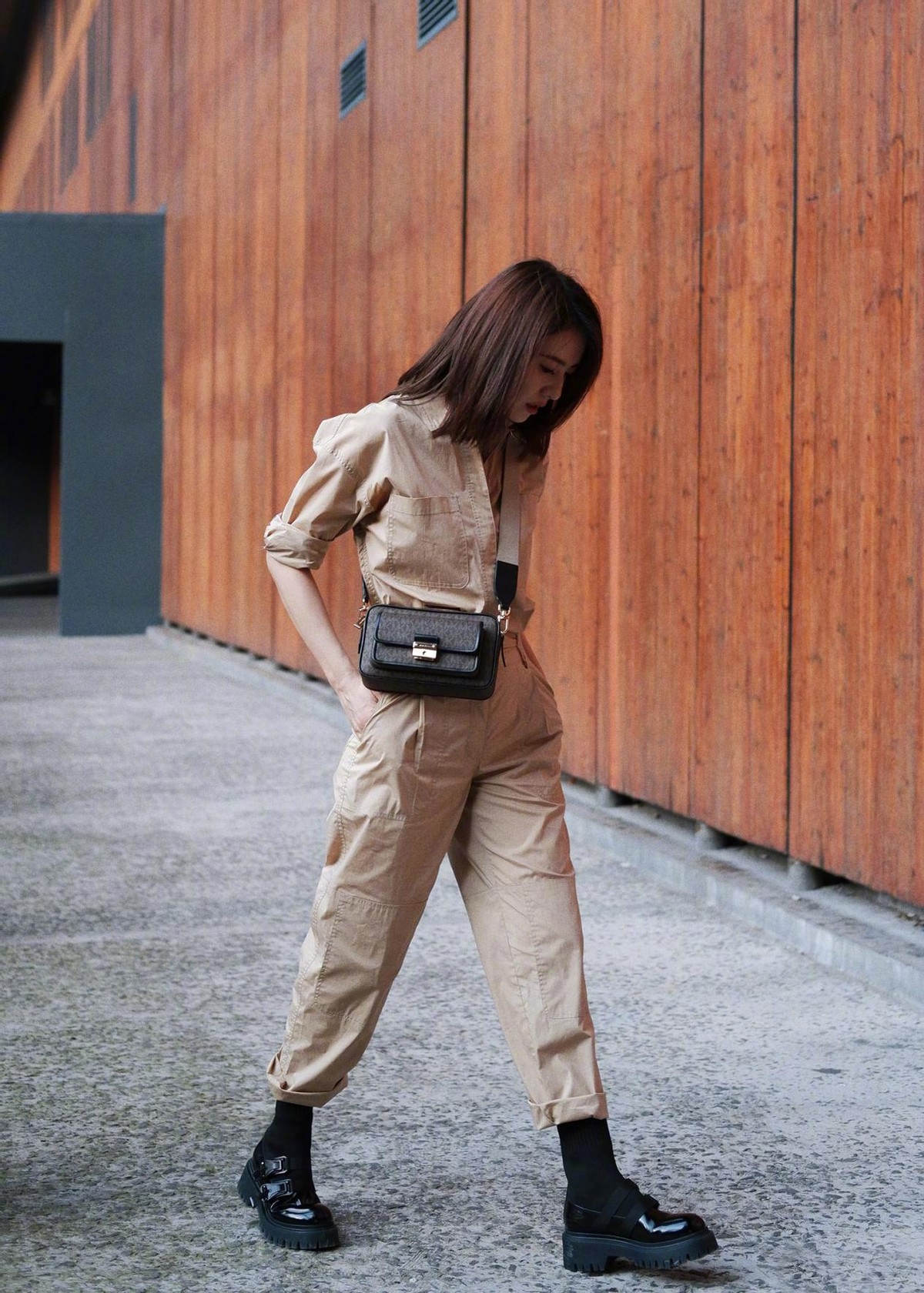 大表姐的时尚圈 高圆圆终于换风格了，卡其套装打造潮流工装风，这次她美得不一样