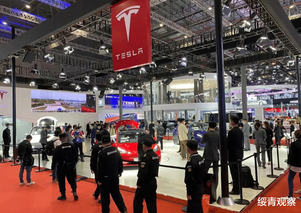 绥青观察 刹车失灵？女车主大闹上海特斯拉车展维权，疑似被人强行拖离现场