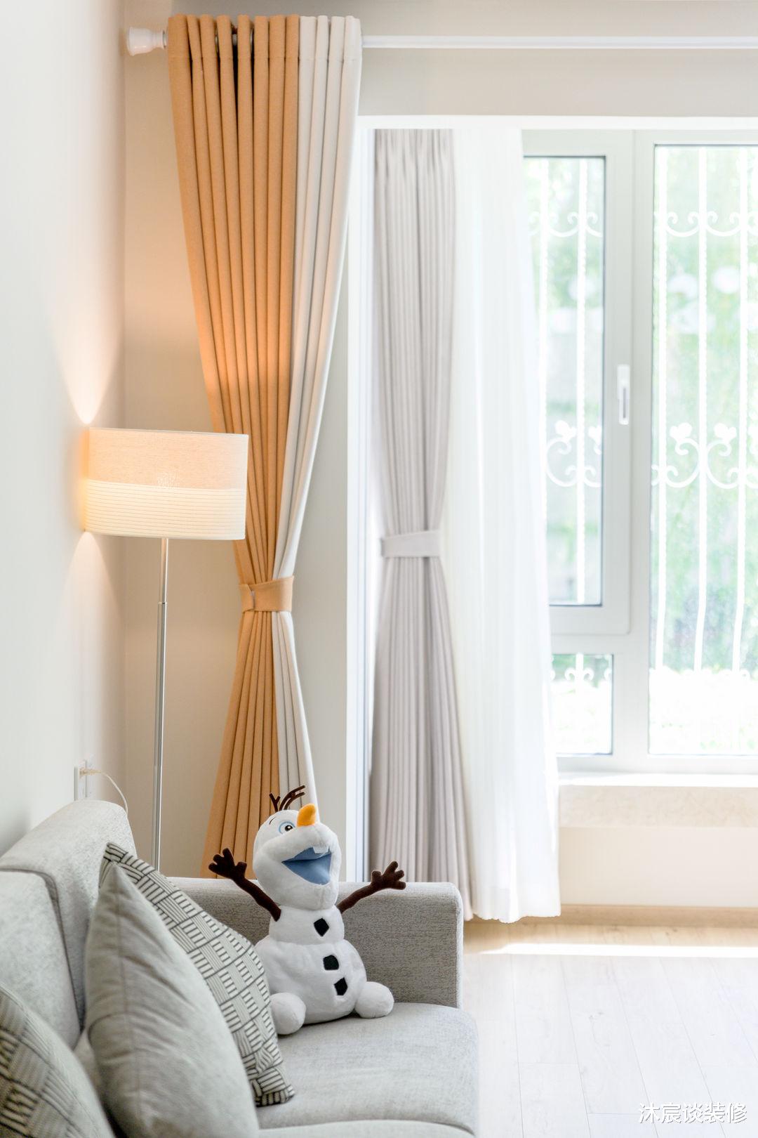 |她家不做吊顶也不做背景，不断给空间“减负”，真是越简单越好看