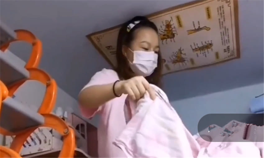 她远嫁香港却蜗居4㎡复式，床下就是厨房？网友：还没我家厕所大