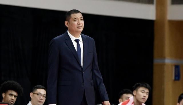 一个人的夜晚 新疆男篮惨败球迷呼吁换教练：不想重蹈八一覆辙，换巩晓彬王治郅