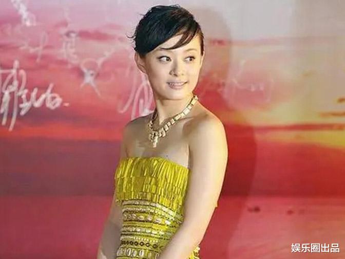 孙俪|孙俪穿抹胸长裙亮相，被指风尘味太浓，搭配金色高跟鞋成了槽点