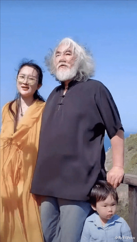 关晓彤|张纪中和小31岁娇妻又秀恩爱，海边旅游其乐融融，翡翠项链惹眼