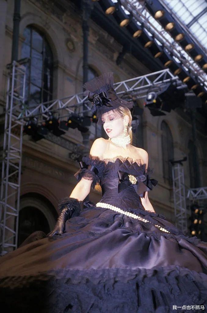 流量小生|60岁二婚嫁默多克，40岁带4娃离婚，她的人生太彪悍了！