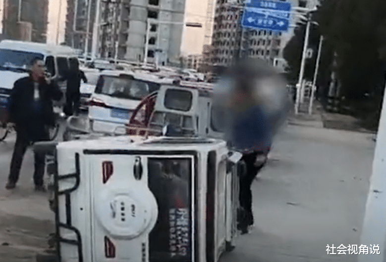 社会视角说 江苏一女子和丈夫情人街头开撕，徒手把三轮车推到，行为彪悍